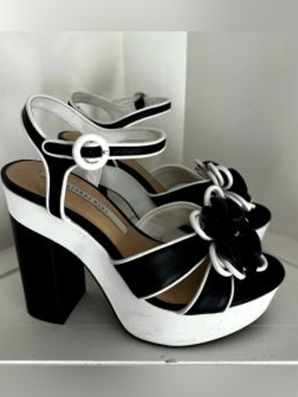 NWT Gianni Bini Brook Colorblock Flower Ornament Platform Sandals Sz 8 1/2